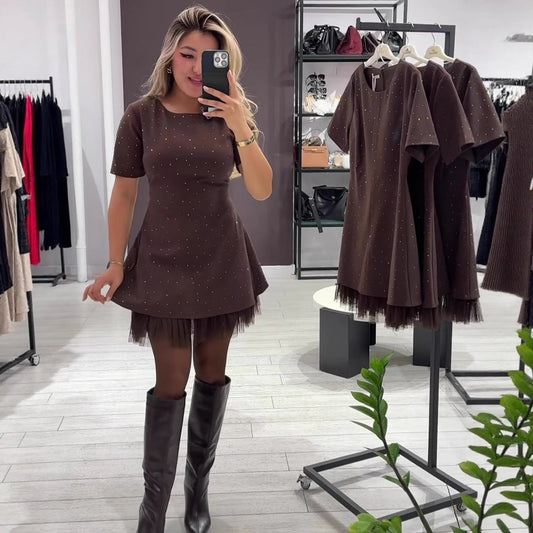 Une robe élégante ornée d'un patchwork en maille scintillante.