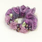 🌺Élégant accessoire pour cheveux élastique violet – chouchou luxueux orné de fleurs